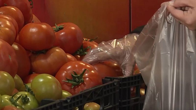 El agricultor español defiende la naturalidad de sus tomates ecológicos tras las críticas de Francia | Ver